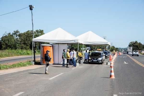 Barreira sanitária na BR 316 em Timon examina caminhoneiros e orienta