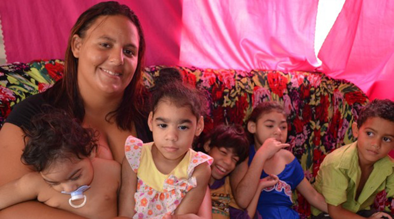 Mãe tem quatro filhos com microcefalia; ‘Sou abençoada’, diz ela.