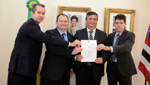 Solicitação de Rafael Leitoa: Decreto para redução de ICMS nos combustíveis dos coletivos em Timon é assinado pelo Governador