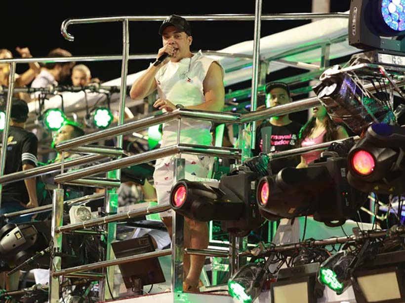 Wesley Safadão comanda o folião do Cocobambu no circuito Barra-Ondina