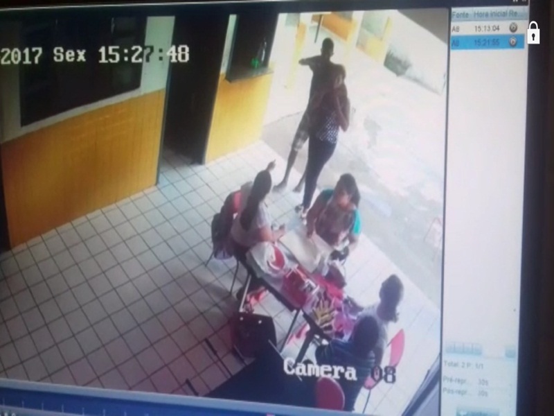 Vídeo mostra ação de bandido assaltando escola em Timon
