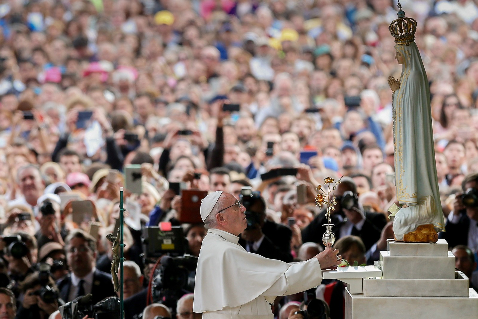 No Santuário de Fátima, papa Francisco pede fim das guerras que dilaceram o mundo