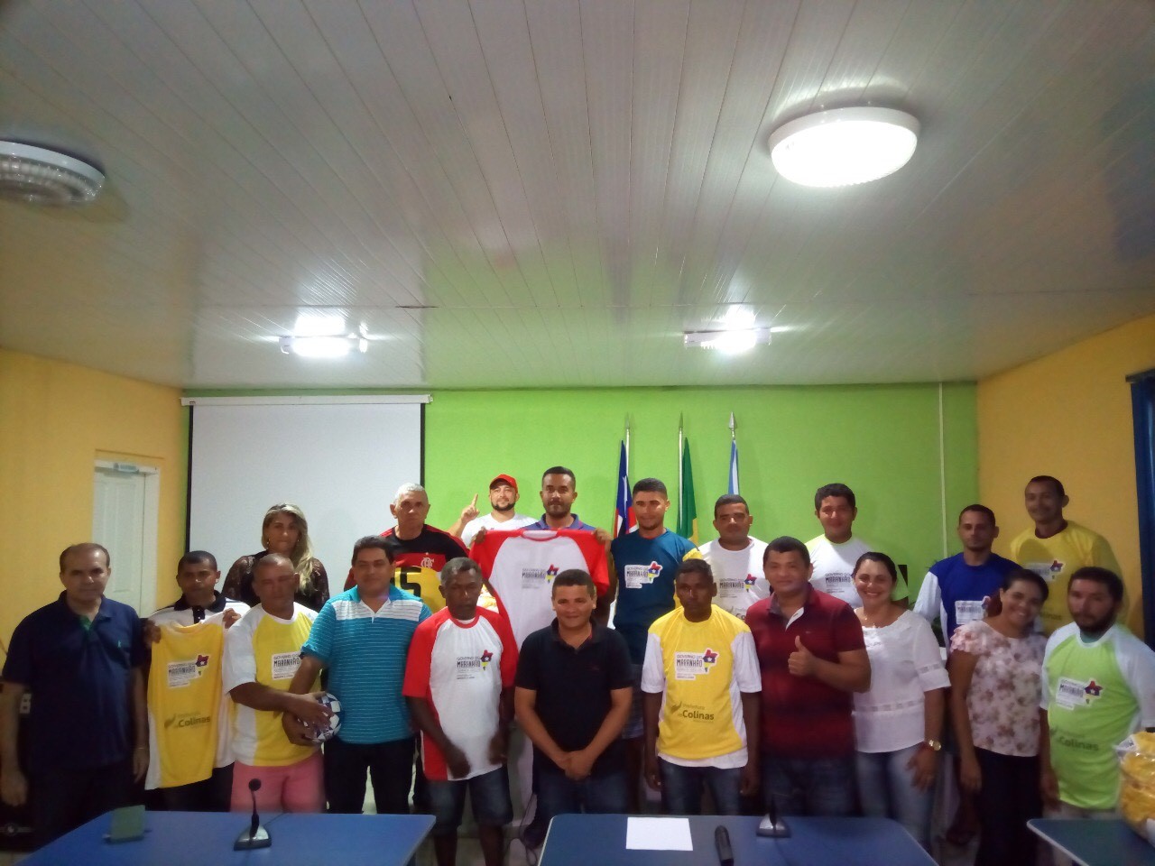 Governo do Maranhão beneficiou times de futebol de Colinas com material esportivo