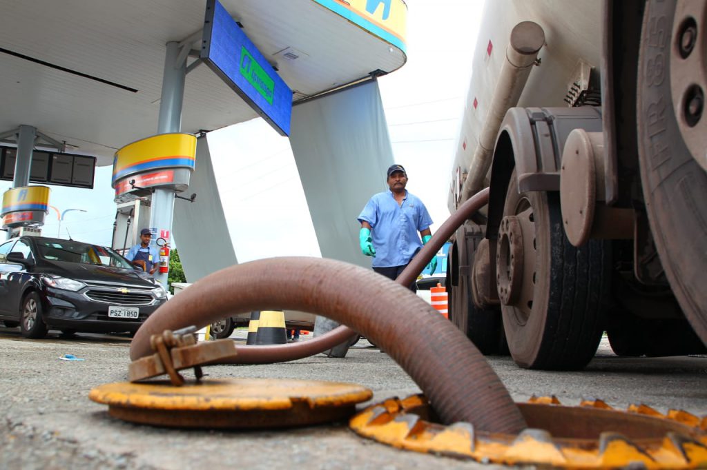 Guerra da Rússia contra Ucrânia pode elevar preço do litro da gasolina a mais de 10 reais
