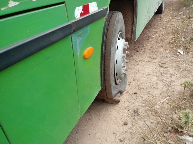 Leia mais sobre o artigo Sabotagem em Coelho Neto: ônibus escolares tem válvulas de pneus violadas para impedir o transporte de alunos
