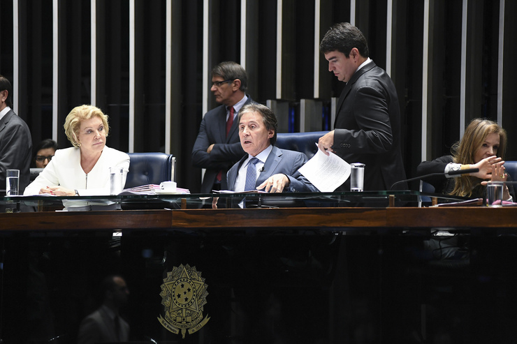 Lobão e Roberto Rocha votaram pelo aumento no salário dos ministros do STF, mesmo com país em crise