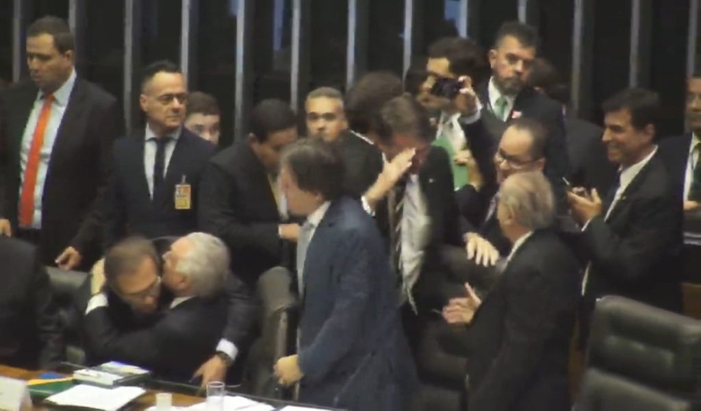 Veja em vídeo: Bolsonaro bate continência para Sarney e deixa aliados do velho oligarca em plena alegria no Maranhão