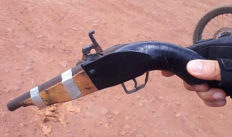 Policiais militares de Timon apreendem arma de fogo com menores na avenida Parnarama