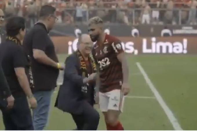 Assista vídeo: Governador do Rio se ajoelha para cumprimentar Gabigol, mas artilheiro praticamente o ignora após vitória do Fla