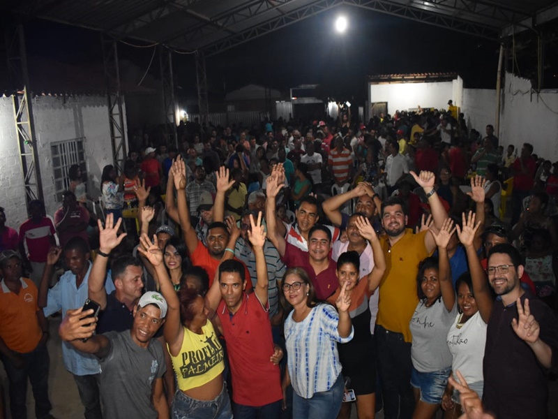 Aniversário de estabelecimento comercial reuniu centenas de oposicionistas e três deputados em Parnarama
