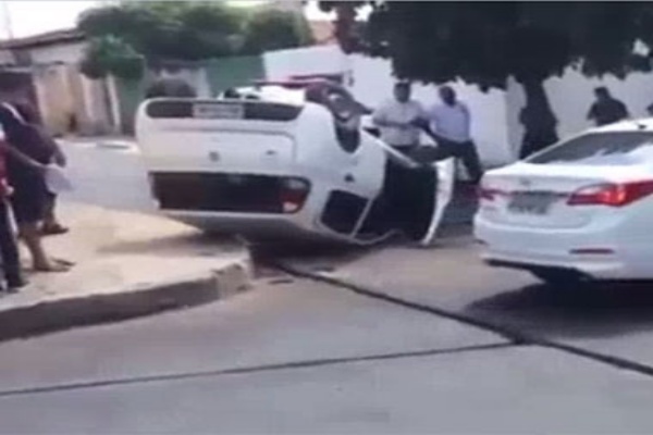Câmeras filmaram tudo: Fiat Uno bate em ônibus e capota em Teresina