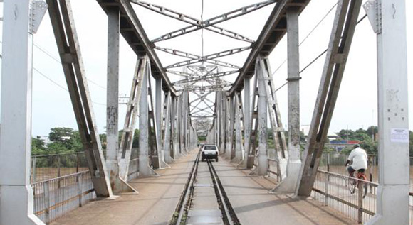 Chuva compromete semáforo e Ponte Metálica funciona em um só sentido na manhã desta sexta (13)