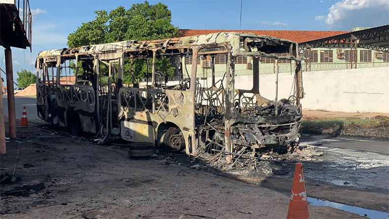 Veja com vídeo: Moto bate em ônibus em Teresina e coletivo pega fogo