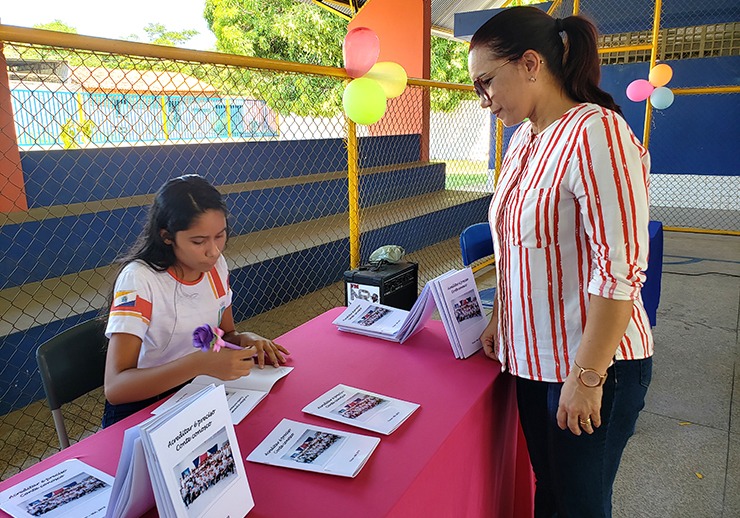 Estudantes do 9º ano do colégio Ney Rodrigues lançam livro