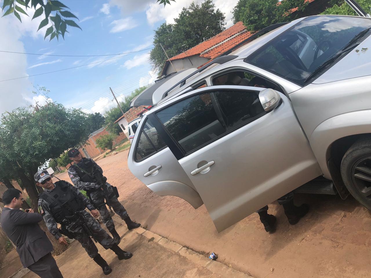 Parnarama urgente ! Polícia vasculha carro de pré-candidato a prefeito a procura de arma