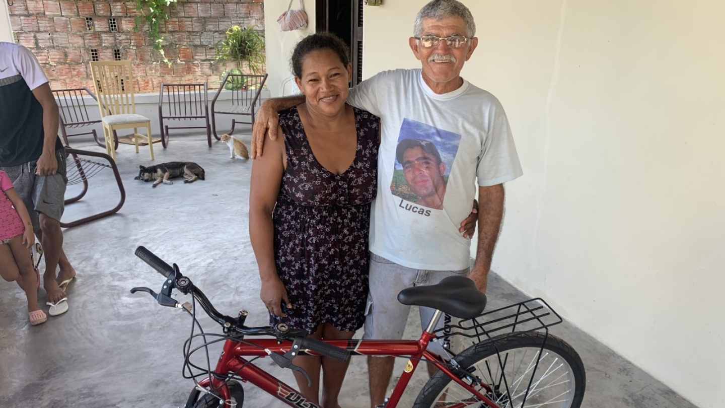 Homem que lutou com ladrão para não ter sua bicicleta roubada, ganhou uma nova de um grupo de amigos