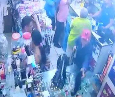 Assista tudo: Três bandidos invadem loja e fazem arrastão em Teresina