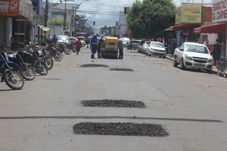 Prefeitura de Imperatriz realiza trabalho de recomposição da massa asfáltica e drenagem da cidade