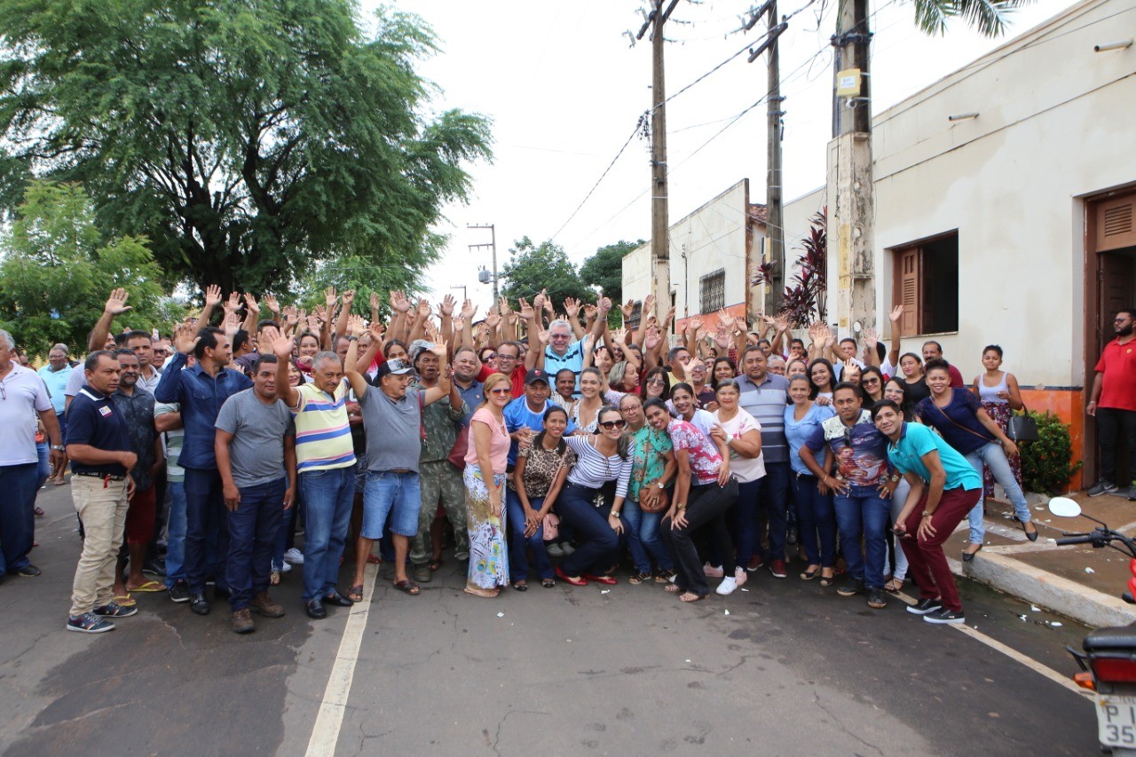 Matões dividida: Funcionários da prefeitura preparam festa de recepção para o prefeito
