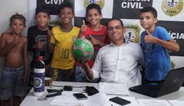 Garotos procuram delegado para denunciar vizinha que ficou com a bola deles e ganham bola nova