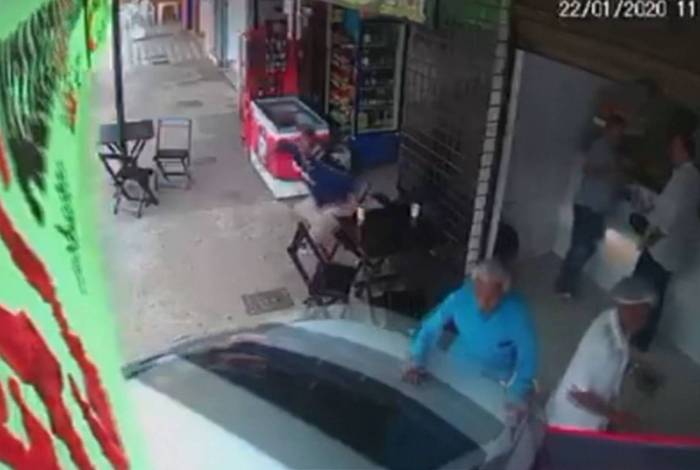Impressionante ! Carro atropela idoso de 91 anos e acreditem: ele passa bem