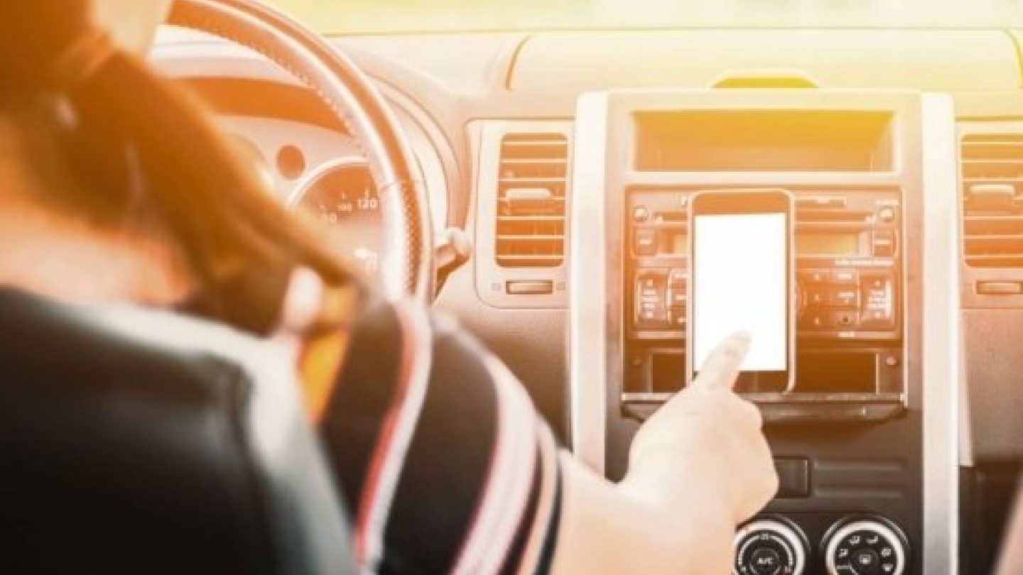 De fone de ouvido ao suporte de celular: saiba o que na lei de trânsito gera multa