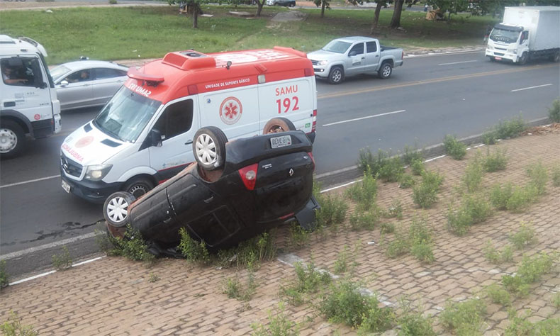 Que coisa ! Motorista capota carro em frente a rodoviária de Teresina