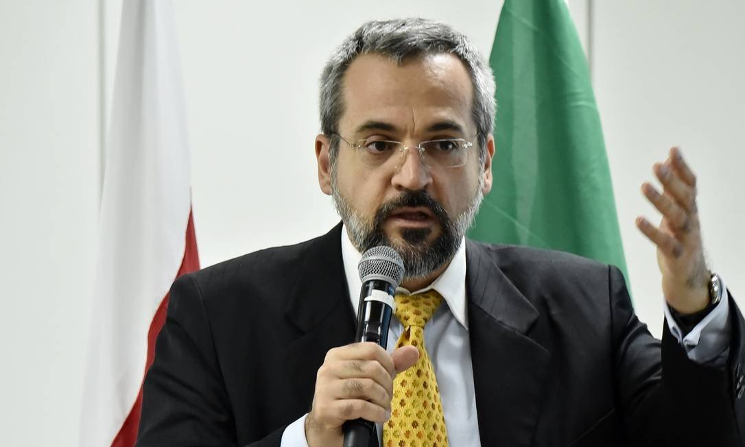Ministro da educação do Brasil escreve ‘imprecionante’ em tuíte e é ridicularizado na rede
