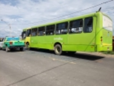 Assista ao vídeo :Populares apedrejam ônibus que atropelou idoso em Teresina