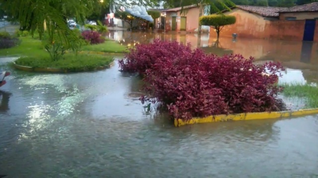 Assista aos vídeos: Chuva forte causou estragos em Timon e Teresina nesta terça (25)