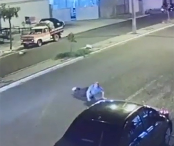 Assista ao vídeo: Homem é assaltado por dupla de bandidos em Teresina e ao fugir quase é morto por carro em avenida