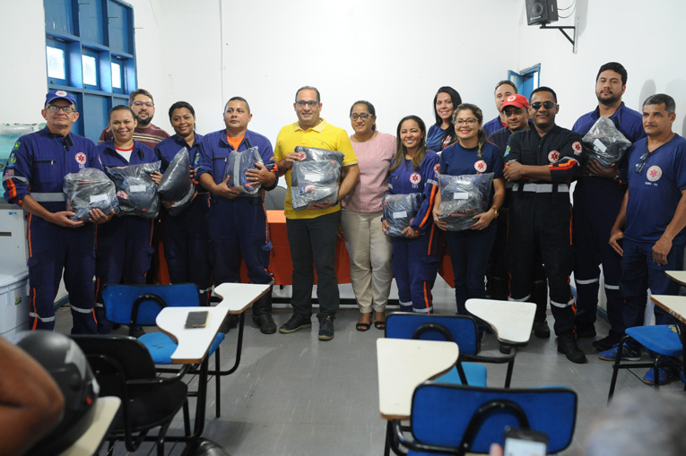 Secretaria de Saúde realiza entrega de novos fardamentos para o SAMU