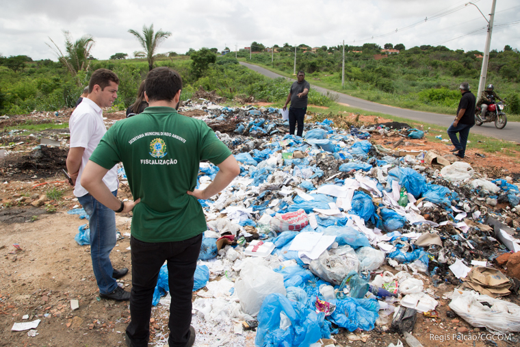 Absurdo : Prefeitura flagra escola de Teresina e até órgão federal jogando lixo em Timon