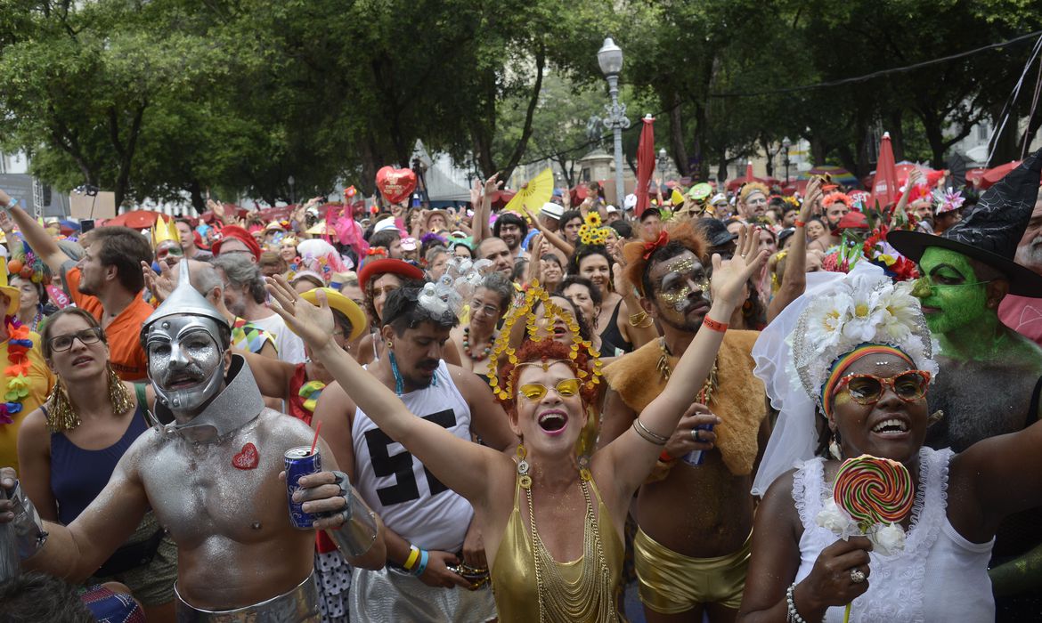 Carnaval no Brasil deve movimentar 8  bilhões de reais na economia