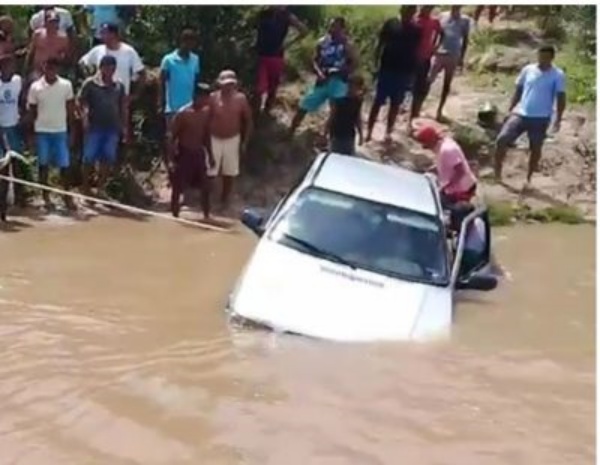 Veja com vídeo: Idosa morre afogada após carro cair em rio no interior do Maranhão