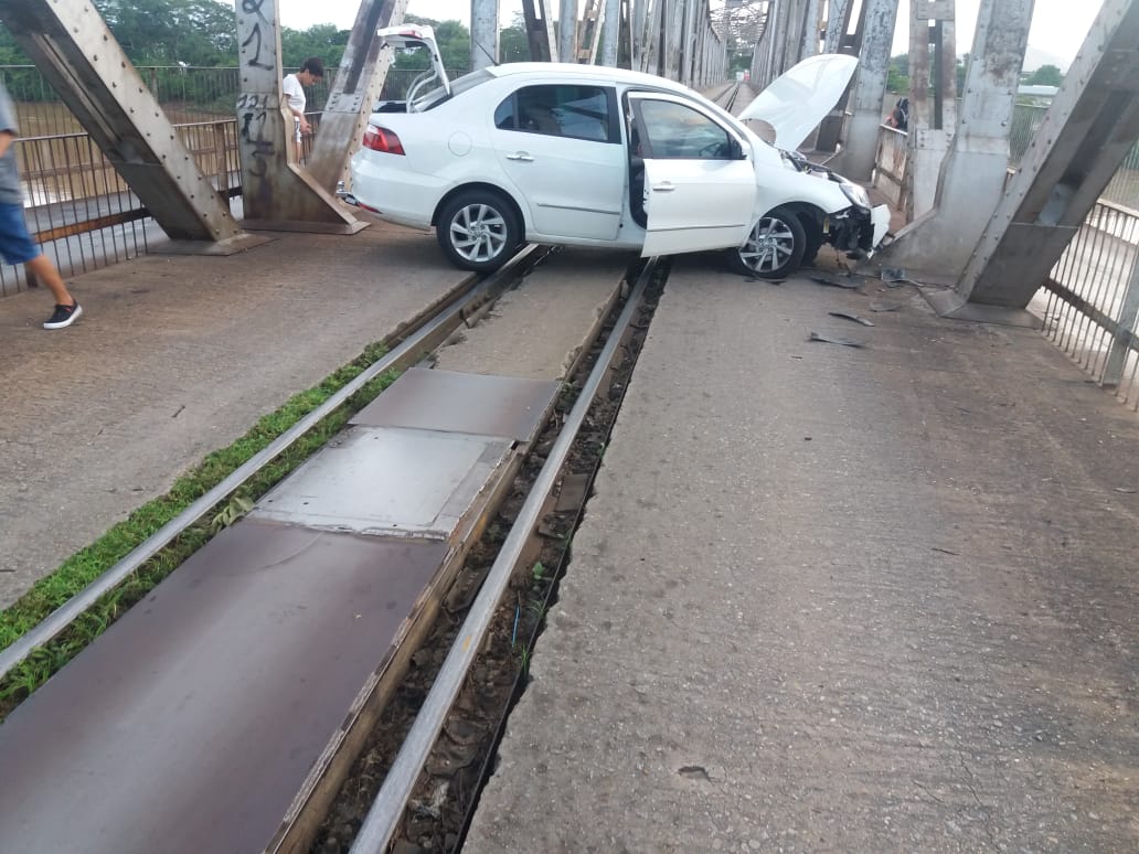 Carro desliza pneus nos trilhos do trem e bate na Ponte Metálica que liga Timon a Teresina