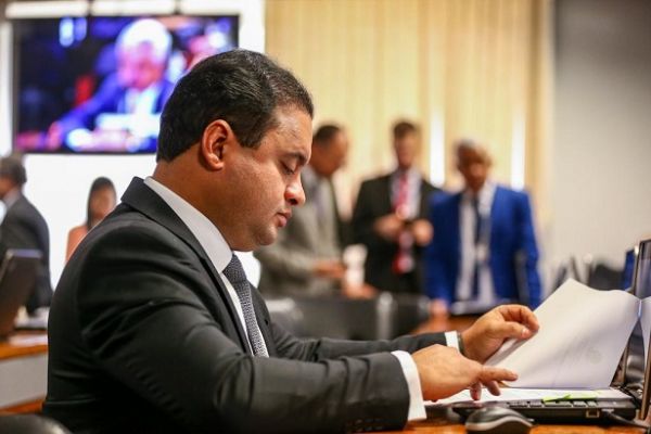 Senador Weverton Rocha faz relatório favorável a projeto que garante prazo de 90 dias para que consumidor regularize água, sem corte