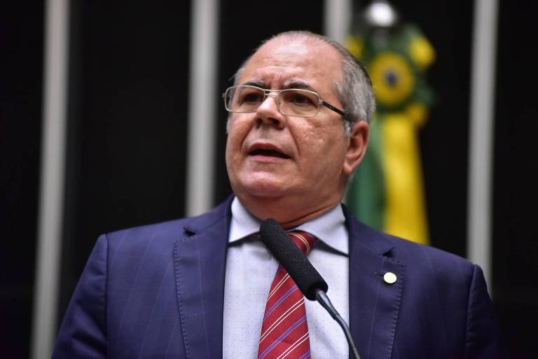 Em reunião de bancada, deputado do Maranhão perde a compostura, fica irritado e atira copo no senador Weverton Rocha