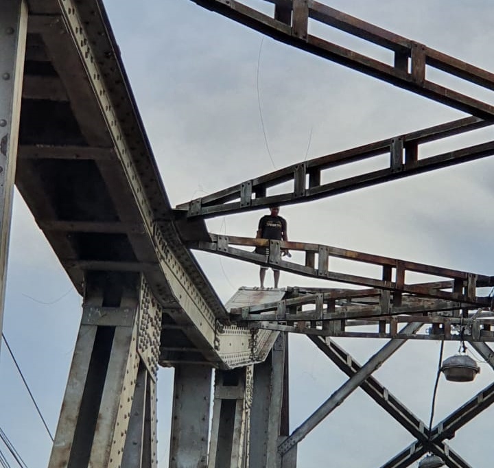 Homem ameaça pular de cima da Ponte Metálica e mobiliza bombeiros e polícia