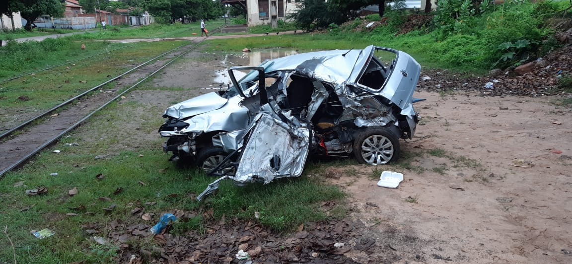 Assista ao vídeo: Trem colide com carro em Timon e o deixa totalmente destruído