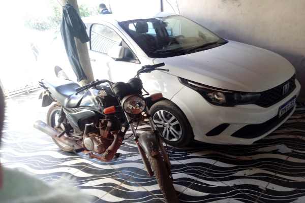 Polícia Militar de Timon descobre em casa abandonada carro e moto roubados