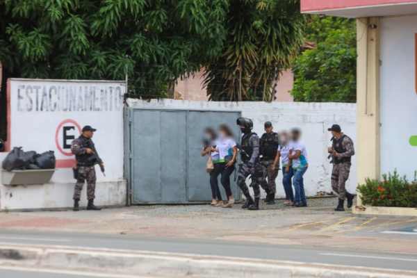 Criminosos fazem reféns clientes e funcionários de clínica em São Luís : Negociações duraram 4 horas