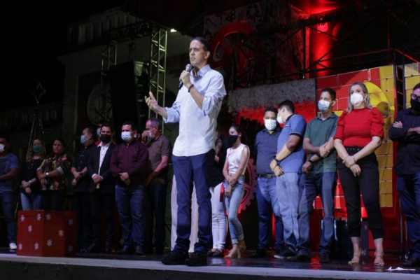 Assista: Em evento, prefeito de Caxias anuncia que vai pagar até o décimo sexto salário aos professores