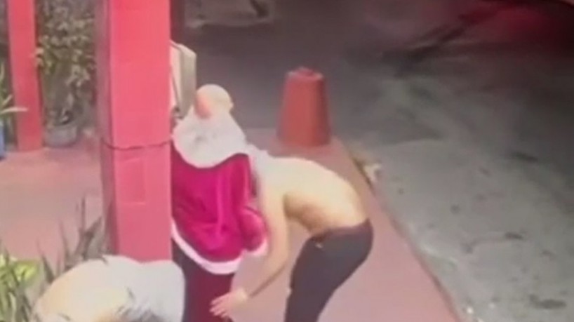 Assista : Ladrões roubam Papai Noel decorativo de loja que custou mil reais