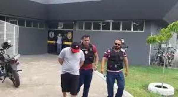 Acusado de matar prefeito de Madeiro no Piauí, se entrega a polícia em Teresina