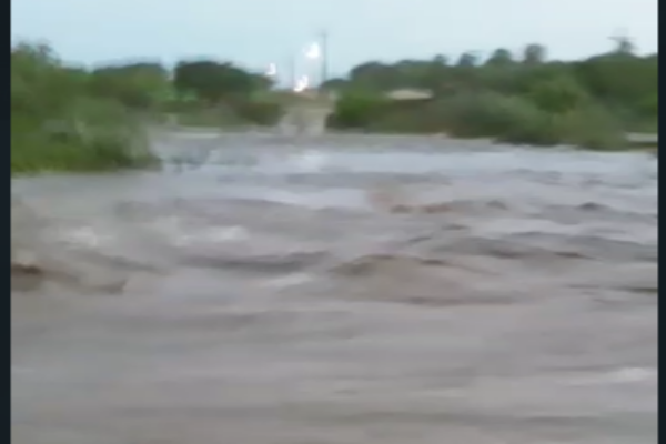 Assista ao vídeo: Força do riacho do Garapa testa ponte feita pelo governo do estado em Timon