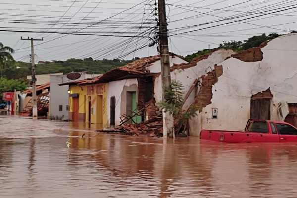 Portal Elias Lacerda | Mirador: Veja fotos e vídeos onde chuvas fizeram rio  Itapecuru invadir a cidade e derrubar várias casas