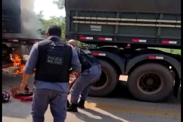 Assista: Policiais de Timon evitaram de motociclista morrer queimado no acidente da Ponte Nova