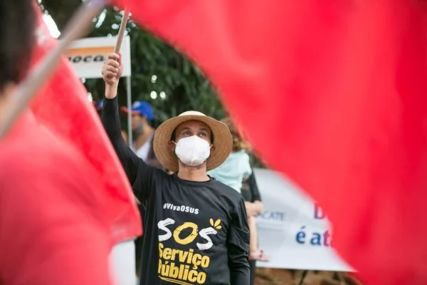 Servidores públicos pressionam ministro Paulo Guedes por reajuste salarial