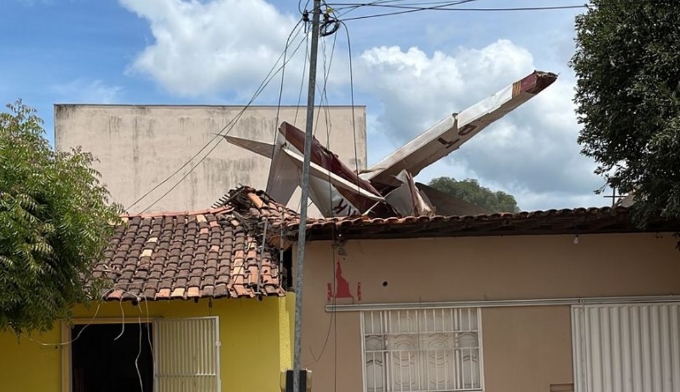 Assista: Avião de pequeno porte cai sobre telhado de casa em Balsas